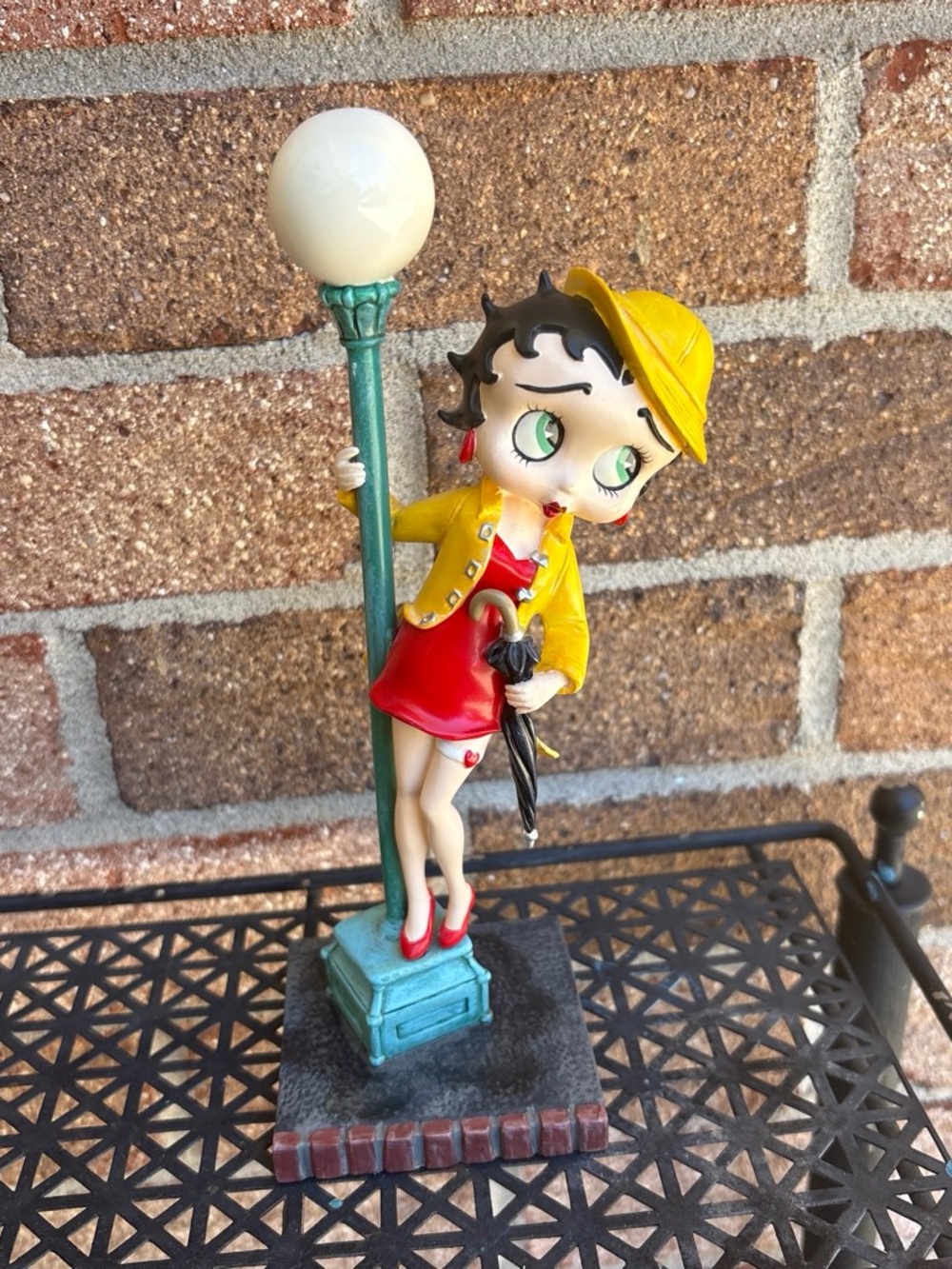 Betty Boop "Singing in the Rain" Danbury Mint 8" Vintage Figurine